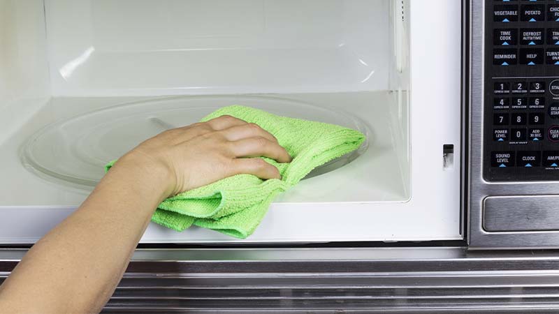 come pulire il forno a microonde